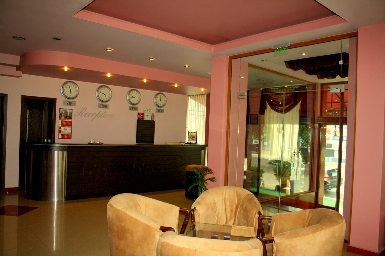 Hotel Elegant Karnobat Buitenkant foto