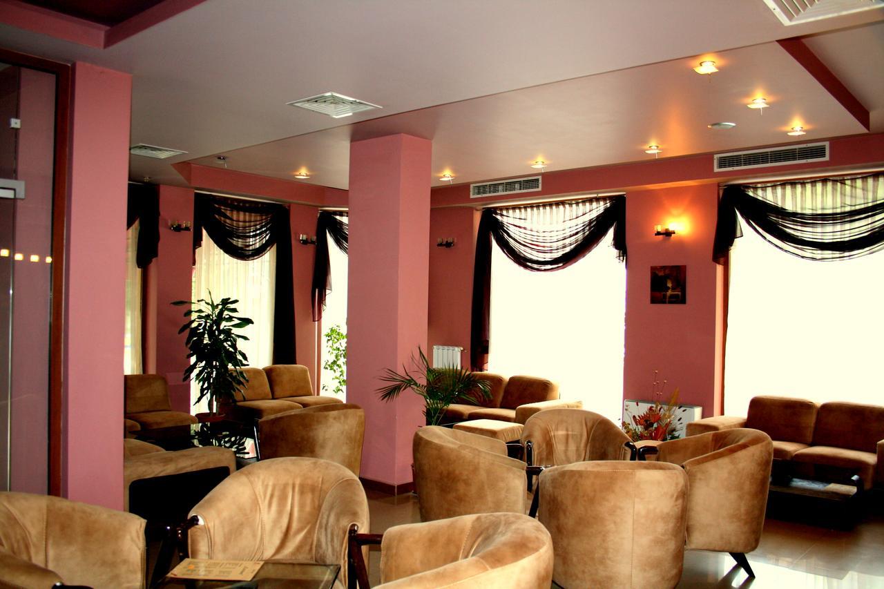 Hotel Elegant Karnobat Buitenkant foto