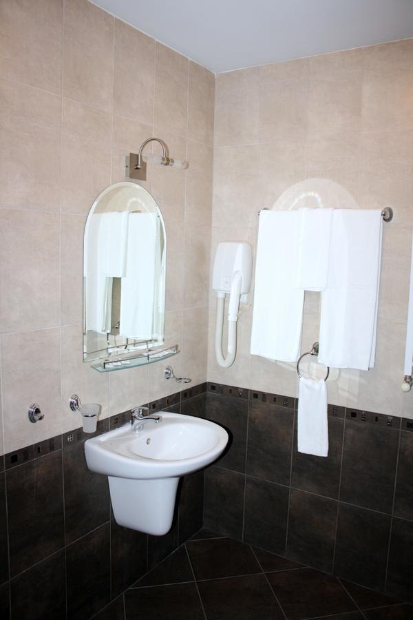 Hotel Elegant Karnobat Buitenkant foto
