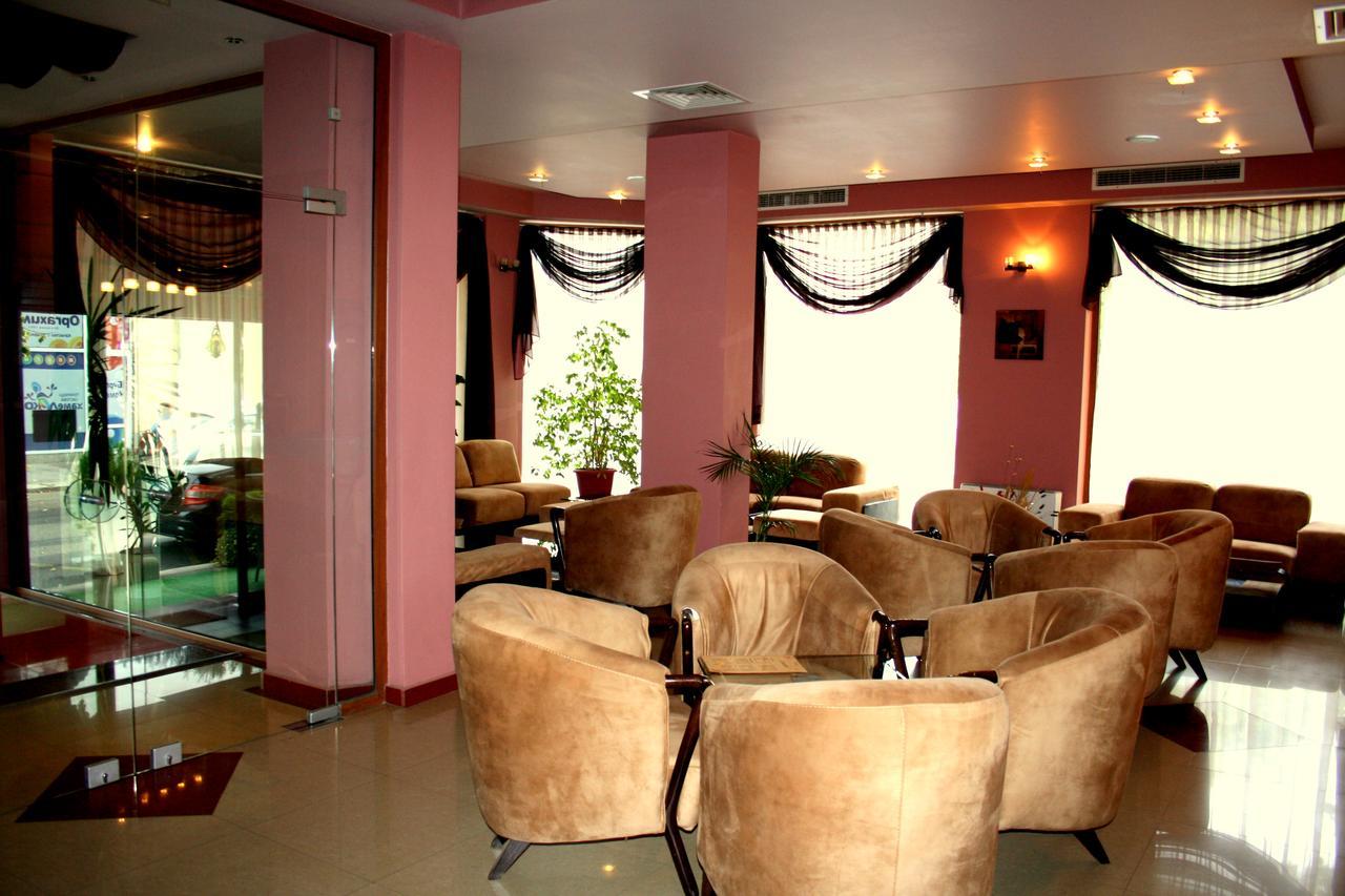 Hotel Elegant Karnobat Buitenkant foto