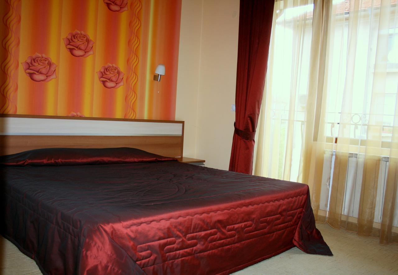 Hotel Elegant Karnobat Buitenkant foto