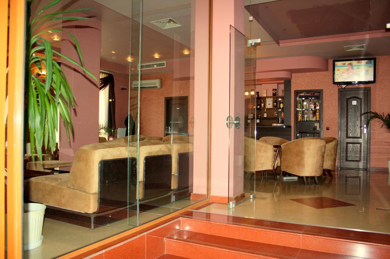 Hotel Elegant Karnobat Buitenkant foto